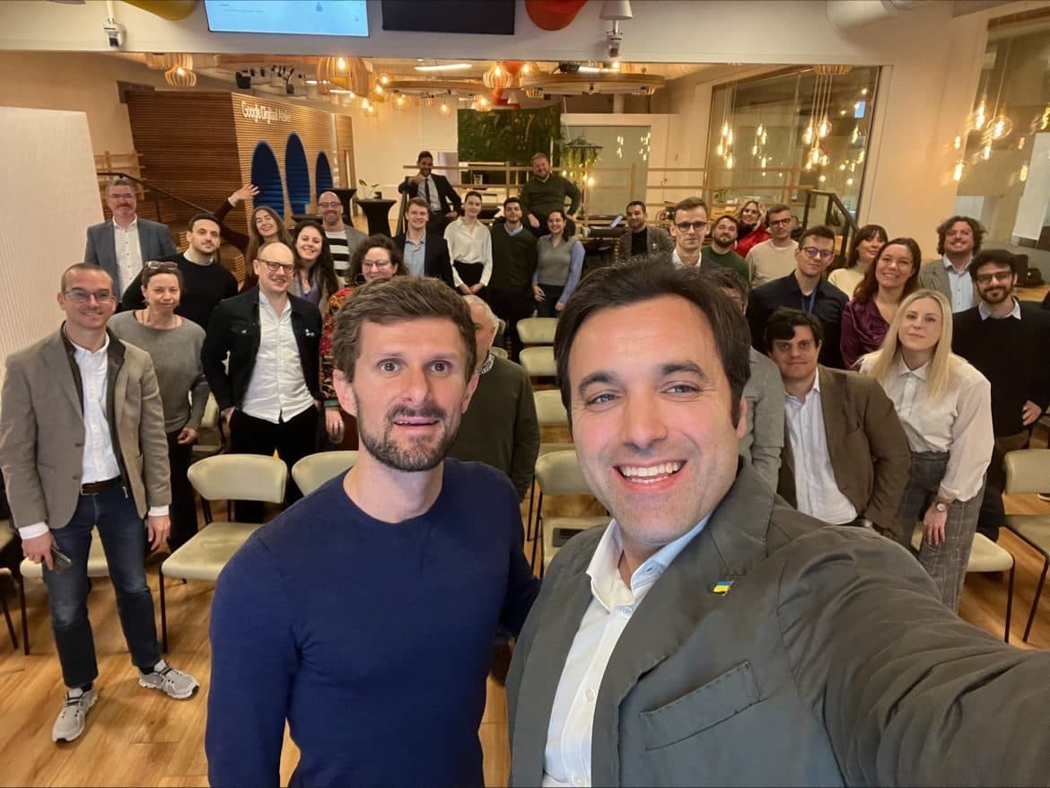 A large group of participants gathered for a selfie at the end of a workshop